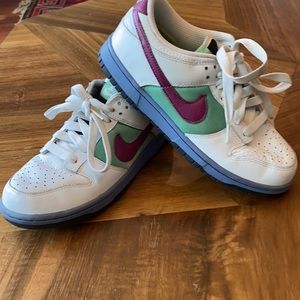 Vintage Nike Logan berry 2008 size 8